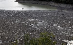 Foto: AA / Smeće u Jablaničkom jezeru