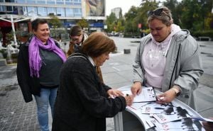 Foto: A. K. / Radiosarajevo.ba / Ulična akcija prikupljanja potpisa za izmjene zakona o femicidu