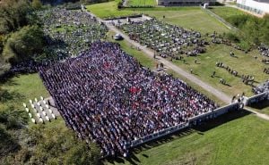 Foto: A. K. / Radiosarajevo.ba / Snimak iz zraka gdje je klanjana dženaza za 19 žrtava