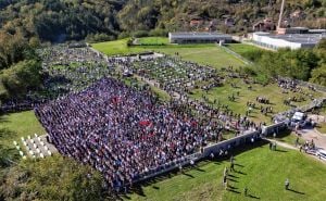 Foto: A. K. / Radiosarajevo.ba / Snimak iz zraka gdje je klanjana dženaza za 19 žrtava