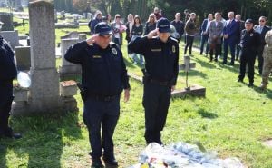 Foto: MUP KS / Odata počast ubijenim sarajevskim policajcima Adisu Šehoviću i Davoru Vujinoviću