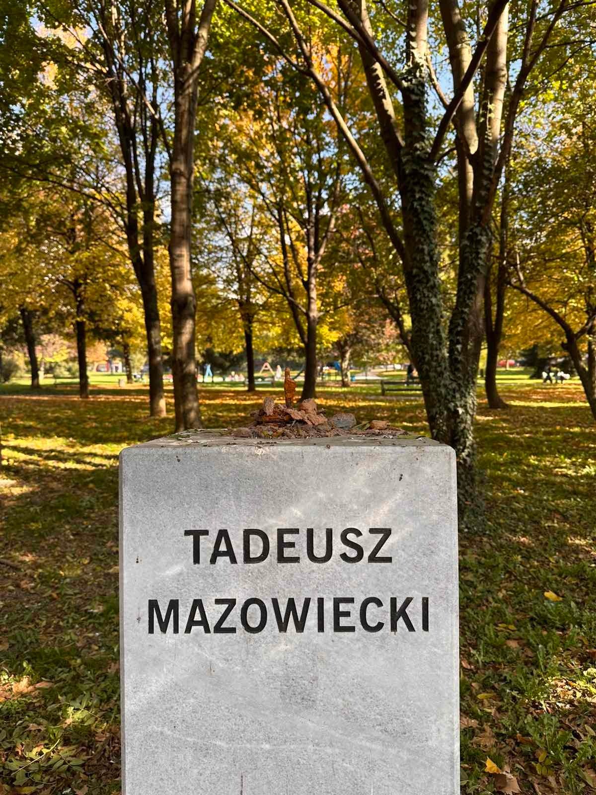 Nestanak biste Tadeusz Mazowieckog