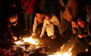 Foto: EPA-EFE / Svijeće u Novom Sadu za poginule