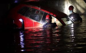 Foto: DPA / Spasioci pretražuju podzemnu garažu u potrazi za žrtvama