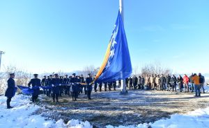 Foto: A.K./Radiosarajevo.ba / Dizanje zastave na brdu Hum