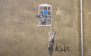 Foto: YouTube/Screenshot / Banksy, "Well Hung Lover", 2024. godine