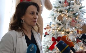 Foto: Fena  / Djeda Mrazovi se spustili niz zgradu mostarske Pedijatrije