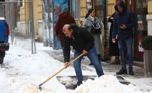 Foto: Dž. K. / Radiosarajevo.ba / Neočišćeni trotoari u Sarajevu