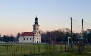 Foto: Radiosarajevo.ba / Stadion FK Radnički Baranda i Crkva Svetog Nikole