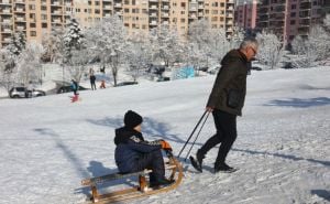Foto: N. G. / Radiosarajevo.ba / Sanjkanje na Mojmilu u Sarajevu