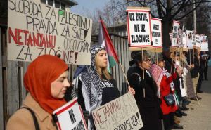 Foto: Dž. K. / Radiosarajevo.ba / Protest građana Sarajeva ispred Ambasade Poljske