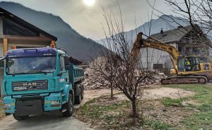 Foto: Pomozi.ba / Udruženje Pomozi.ba počelo sa rušenjem starih objekata u Donjoj Jablanici