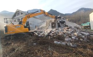 Foto: Pomozi.ba / Udruženje Pomozi.ba počelo sa rušenjem starih objekata u Donjoj Jablanici