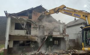 Foto: Pomozi.ba / Udruženje Pomozi.ba počelo sa rušenjem starih objekata u Donjoj Jablanici