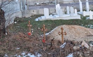 Foto: Istraga / Krstovi zabodeni u zemlju na mezarju