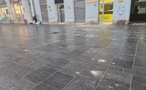 Foto: Radiosarajevo / Fasada se obrušila u glavnoj sarajevskoj ulici