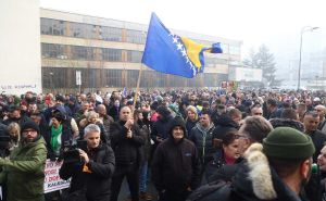 Foto: Dž. K. / Radiosarajevo.ba / Protesti ispred Vlade Federacije BiH