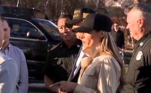 Foto: Screenshot / X / Melania Trump priča sa žrtvama požara u Kaliforniji