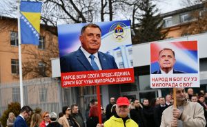 Foto: A. K. / Radiosarajevo.ba / Miloradovi sateliti ponovo ispred Suda BiH