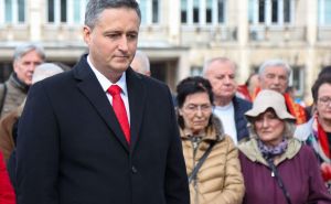 Foto: Kabinet Denisa Bećirovića / Bećirović odao počast Nijazu Durakoviću