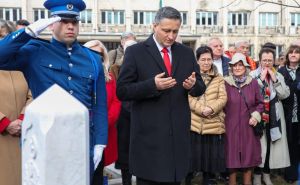 Foto: Kabinet Denisa Bećirovića / Bećirović odao počast Nijazu Durakoviću