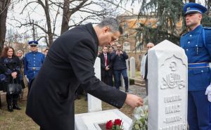 Foto: Kabinet Denisa Bećirovića / Bećirović odao počast Nijazu Durakoviću