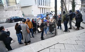 Foto: A.K./Radiosarajevo.ba / Okupljanje povodom sjednice Predstavničkog doma Parlamenta FBiH u vezi sa krivičnim zakonom