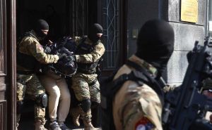 Foto: Dž. K. / Radiosarajevo.ba / Haris Mujčinović izveden iz prostorija MUP-a KS