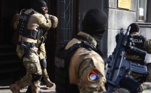 Foto: Dž. K. / Radiosarajevo.ba / Haris Mujčinović izveden iz prostorija MUP-a KS