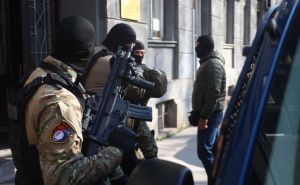 Foto: Dž. K. / Radiosarajevo.ba / Haris Mujčinović izveden iz prostorija MUP-a KS