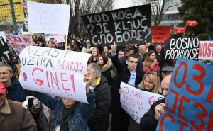 Foto: N.G./Radiosarajevo.ba / Protesti ispred Parlamenta BiH