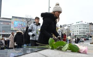 Foto: N. G. / Radiosarajevo.ba / Polaganje cvijeća na platou ispred Parlamenta za Inelu i njeno dijete
