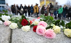 Foto: N. G. / Radiosarajevo.ba / Polaganje cvijeća na platou ispred Parlamenta za Inelu i njeno dijete