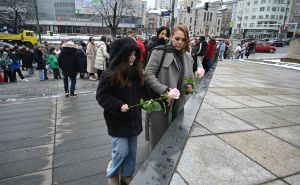 Foto: N. G. / Radiosarajevo.ba / Polaganje cvijeća na platou ispred Parlamenta za Inelu i njeno dijete