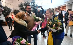 Foto: Press služba KS / Doček Zakire Puškin na aerodromu u Sarajevu