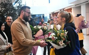 Foto: Press služba KS / Doček Zakire Puškin na aerodromu u Sarajevu