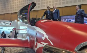 Foto: Facebook / Helez na sajmu naoružanja u Abu Dhabiju