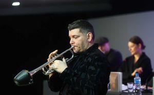 Foto: Dž. K. / Radiosarajevo.ba / Promocija romana 'Koferaši – olujni pjev' u BKC-u