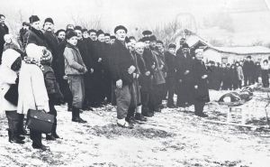 Foto: Ustupljena fotografija za portal Radiosarajevo.ba / Nurija- ef. Duhandžić predvodi dženaza namaz Hasanu Hamidoviću u Prozoru 5. jan 1969.
