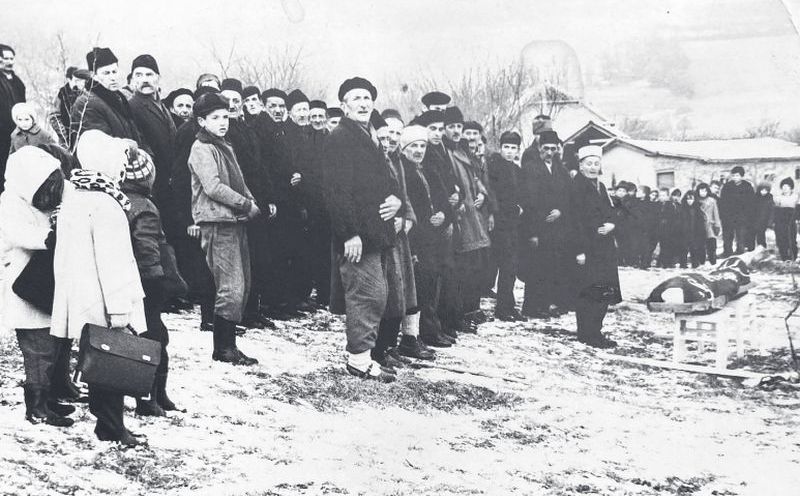 Nurija- ef. Duhandžić predvodi dženaza namaz Hasanu Hamidoviću u Prozoru 5. jan 1969.