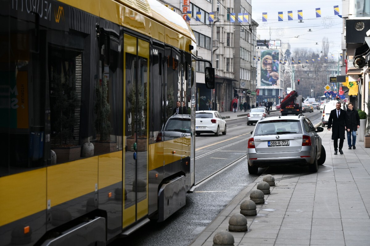 Parking papak blokirao tramvajski saobraćaj