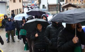 Foto: Dž. K. / Radiosarajevo.ba / Gužve ispred sarajevskih pekara za somune