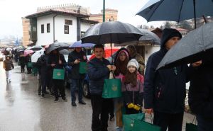 Foto: Dž. K. / Radiosarajevo.ba / Gužve ispred sarajevskih pekara za somune