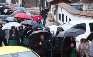 Foto: Dž. K. / Radiosarajevo.ba / Gužve ispred sarajevskih pekara za somune
