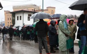 Foto: Dž. K. / Radiosarajevo.ba / Gužve ispred sarajevskih pekara za somune