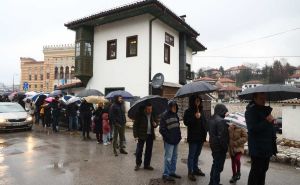 Foto: Dž. K. / Radiosarajevo.ba / Gužve ispred sarajevskih pekara za somune
