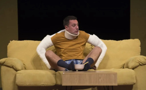 Foto: Teatar na Brdu / Andrija Milošević u predstavi "Šećer je sitan, osim kad je kocka"