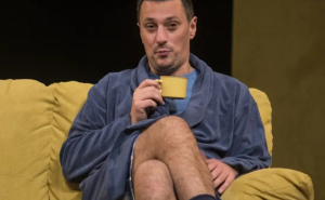 Foto: Teatar na Brdu / Andrija Milošević u predstavi "Šećer je sitan, osim kad je kocka"