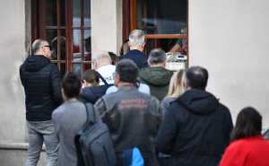 Foto: A. K. / Radiosarajevo.ba / Red za somune ispred sarajevske pekare