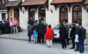 Foto: A. K. / Radiosarajevo.ba / Red za somune ispred sarajevske pekare